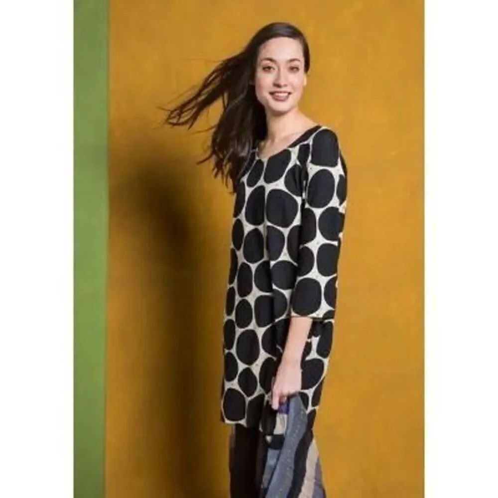 Gudrun Sjoden Women’s Black Cream Abstract Odd Circle Scoop Neck 3/4 Sleeve Tuni